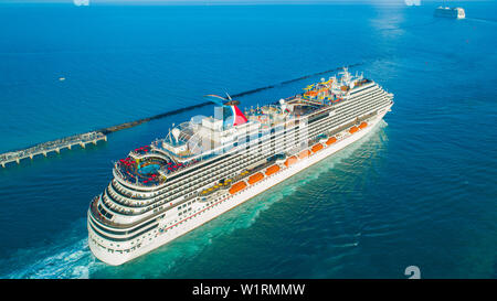 Kreuzfahrtschiff (Carnival Magic) Eingang zum Atlantischen Ozean, vom Hafen von Miami. South Beach. Florida. USA. Stockfoto