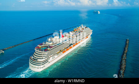 Kreuzfahrtschiff (Carnival Magic) Eingang zum Atlantischen Ozean, vom Hafen von Miami. South Beach. Florida. USA. Stockfoto