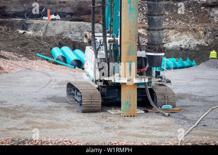 Piling Rigs oder Industriemaschinen für Bohrungen im Boden. Bohranlage für Stiftung arbeitet. Stockfoto