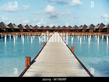 Water Villas in Malediven an einem sonnigen Tag, Insel Paradies entspannen Stockfoto