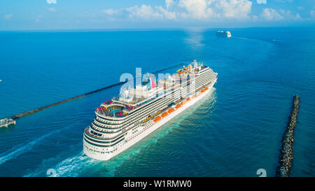 Kreuzfahrtschiff (Carnival Magic) Eingang zum Atlantischen Ozean, vom Hafen von Miami. South Beach. Florida. USA. Stockfoto