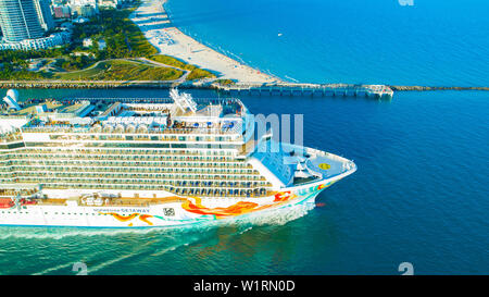 Kreuzfahrtschiff (Norwegische Getaway) Eingang zum Atlantischen Ozean, vom Hafen von Miami. South Beach. Florida. USA Stockfoto