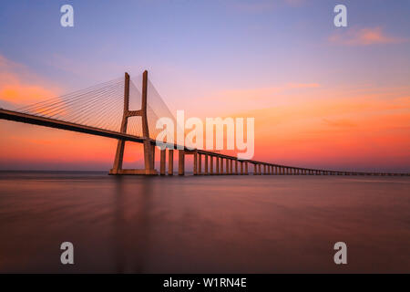 Vasco de Gama Brücke bei Sonnenuntergang Stockfoto