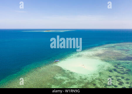 Sandbank auf einem Korallenriff. Atoll mit türkisfarbenem Wasser und sandigem Boden, Ansicht von oben. Balabac, Palawan, Philippinen. Zum Schnorcheln. Stockfoto