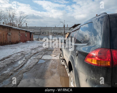 Moskau, Russland, 24. März 2019 Schwarz Mitsubishi Pajero Sport bei schlechtem Wetter Митсубиси Паджеро спорт припаркован поздней ранней весной зимой и в гаражах Stockfoto