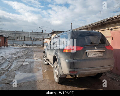 Moskau, Russland, 24. März 2019 Schwarz Mitsubishi Pajero Sport bei schlechtem Wetter Митсубиси Паджеро спорт припаркован поздней ранней весной зимой и в гаражах Stockfoto