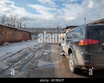 Moskau, Russland, 24. März 2019 Schwarz Mitsubishi Pajero Sport bei schlechtem Wetter Митсубиси Паджеро спорт припаркован поздней ранней весной зимой и в гаражах Stockfoto