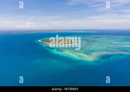 Patongong Insel, Palawan, Philippinen. Tropische Insel mit Palmen und weißem Sand. Atoll mit einer grünen Insel, Ansicht von oben. Stockfoto