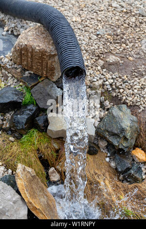 Reiner Trinke Wasser aus tiefen Brunnen ohne Strom. Kühl und frisch Natur Wasser Quelle aus dem Boden. Konzept: Ökologie und Gesundheit. Stockfoto
