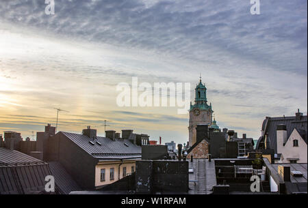 Blick über die Dächer von Stockholm, Schwedens Altstadt Gamla Stan von der Spitze eines mittelalterlichen Gebäude in der Dämmerung. Stockfoto