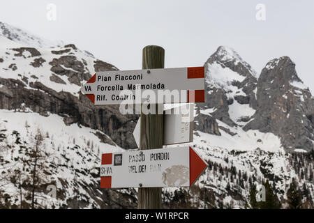 Wanderweg Zeichen in den italienischen Dolomiten mit Wegbeschreibungen zu Pian Fiacconi, Forcella Marmolada, Rifugio Contrin, Viel del Pan und Passo Pordoi Stockfoto