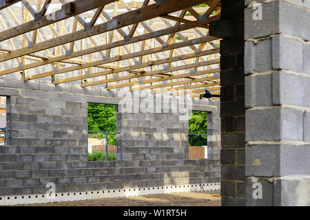 Betonfundament, Wand- und seiling Bau von einem neuen Haus, Blick auf die Baustelle in Vorbereitung Stockfoto