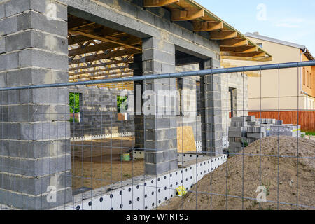 Betonfundament, Wand- und seiling Bau von einem neuen Haus, Blick auf die Baustelle in Vorbereitung Stockfoto
