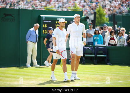 London, Großbritannien. 3. Juli 2019. Ben McLachlan von Japan und Jan-Lennard Struff von Deutschland während der Herren Doppel der ersten Runde der Wimbledon Lawn Tennis Championships gegen Lukasz Kubot Polens und Marcelo Melo Brasilien bei den All England Lawn Tennis und Croquet Club in London, England am 3. Juli 2019. Quelle: LBA/Alamy leben Nachrichten Stockfoto