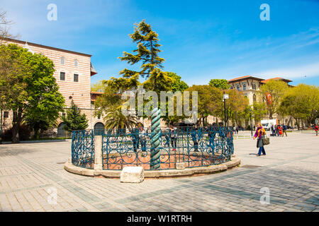 Schlange Spalte (aus Spalte) in der Nähe der Blauen Moschee (Sultanahmet Camii) in der antiken Hippodrom in Istanbul TÜRKEI. Schlange die dreiköpfige Schlange Stockfoto