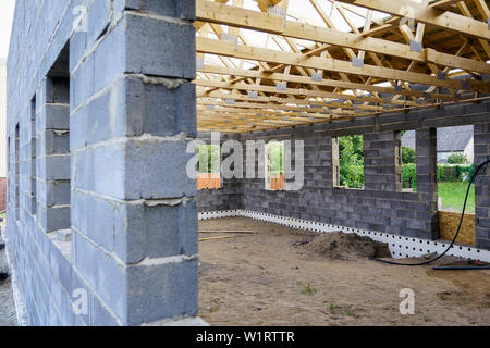 Betonfundament, Wand- und seiling Bau von einem neuen Haus, Blick auf die Baustelle in Vorbereitung Stockfoto
