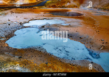 Ausbruch des Geysir mit Felsen, Pool und dampfende Rückstände im südlichen Island im Frühjahr Stockfoto