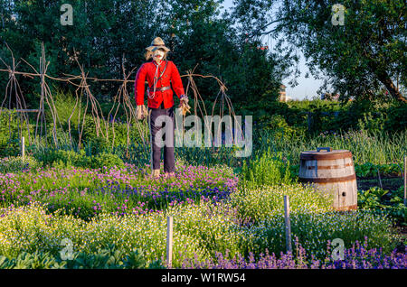 Northwest Mounted Police Vogelscheuche, Erbe Garten Fort Calgary, Alberta, Kanada Stockfoto