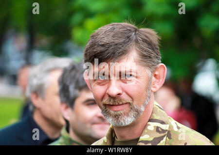 Dnipro Stadt, Ukraine, 9. 05. 1918. Ein Mann in Uniform Lächeln an einem Feiertag. Militärische Mann auf einer Straße der Stadt, der ukrainischen Armee, Streitkräfte der Ukraine Stockfoto