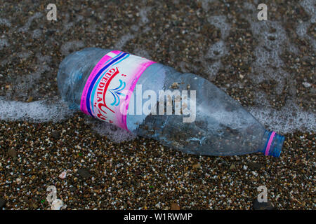 Plastikflasche an Land im Mittelmeer gewaschen. Stockfoto