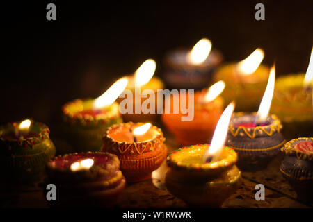 Irdenen diya Lampe Beleuchtung mit Kerzen anlässlich des Diwali und sandhi Pujo Stockfoto