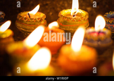 Irdenen diya Lampe Beleuchtung mit Kerzen anlässlich des Diwali und sandhi Pujo Stockfoto