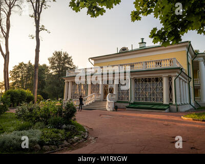 Landsitz von Gorki, Moskau, Russland - 20. Juni 2019: Die wichtigsten Gebäude des Anwesens. Ehemalige Residenz von Wladimir Iljitsch Lenin Stockfoto