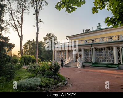 Landsitz von Gorki, Moskau, Russland - 20. Juni 2019: Die wichtigsten Gebäude des Anwesens. Ehemalige Residenz von Wladimir Iljitsch Lenin Stockfoto