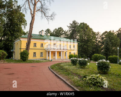 Landsitz von Gorki, Moskau, Russland - 20. Juni 2019: Die wichtigsten Gebäude des Anwesens. Ehemalige Residenz von Wladimir Iljitsch Lenin Stockfoto