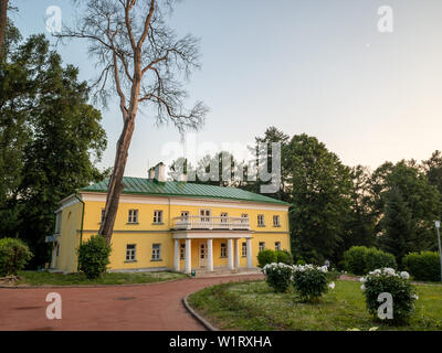 Landsitz von Gorki, Moskau, Russland - 20. Juni 2019: Die wichtigsten Gebäude des Anwesens. Ehemalige Residenz von Wladimir Iljitsch Lenin Stockfoto