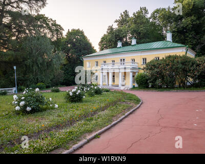 Landsitz von Gorki, Moskau, Russland - 20. Juni 2019: Die wichtigsten Gebäude des Anwesens. Ehemalige Residenz von Wladimir Iljitsch Lenin Stockfoto