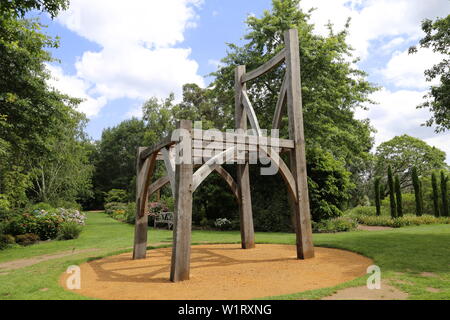 „Giant's Chair“ (Henry Bruce, 2006, recycelte Eiche), Skulptur in Wisley 2019, RHS Garden Wisley, Woking, Surrey, England, Großbritannien, Großbritannien, Europa Stockfoto