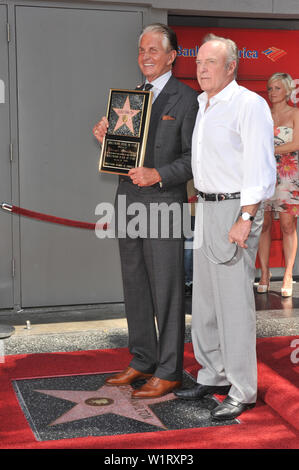 LOS ANGELES, Ca. 12. August 2009: George Hamilton (in Farbe) und James Caan auf dem Hollywood Blvd, wo Hamilton heute wurde geehrt mit der 2.388 th Stern auf dem Hollywood Walk of Fame. © 2009 Paul Smith/Featureflash Stockfoto