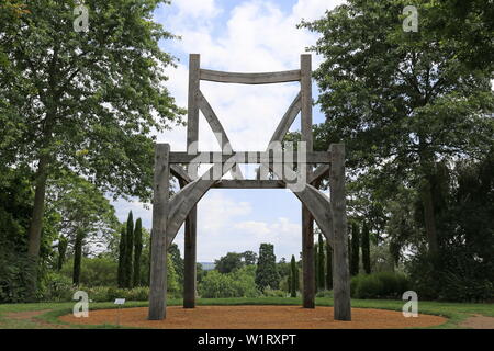 „Giant's Chair“ (Henry Bruce, 2006, recycelte Eiche), Skulptur in Wisley 2019, RHS Garden Wisley, Woking, Surrey, England, Großbritannien, Großbritannien, Europa Stockfoto