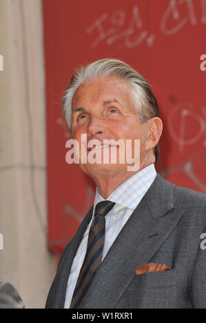 LOS ANGELES, Ca. 12. August 2009: Schauspieler George Hamilton heute wurde geehrt mit der 2.388 th Stern auf dem Hollywood Walk of Fame. © 2009 Paul Smith/Featureflash Stockfoto