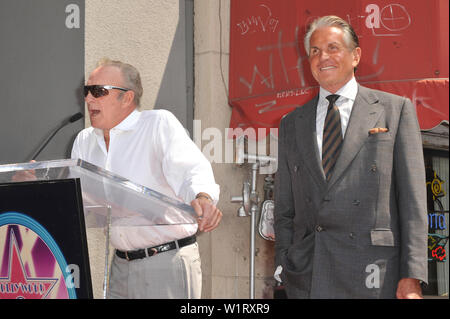 LOS ANGELES, Ca. 12. August 2009: George Hamilton (in Farbe) und James Caan auf dem Hollywood Blvd, wo Hamilton heute wurde geehrt mit der 2.388 th Stern auf dem Hollywood Walk of Fame. © 2009 Paul Smith/Featureflash Stockfoto