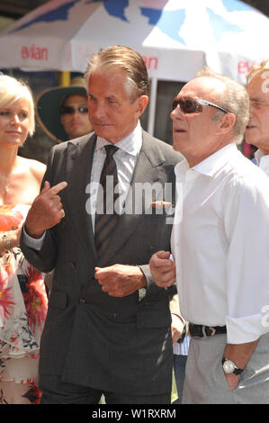 LOS ANGELES, Ca. 12. August 2009: George Hamilton (in Farbe) und James Caan auf dem Hollywood Blvd, wo Hamilton heute wurde geehrt mit der 2.388 th Stern auf dem Hollywood Walk of Fame. © 2009 Paul Smith/Featureflash Stockfoto