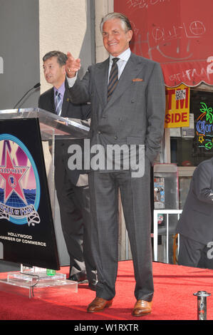 LOS ANGELES, Ca. 12. August 2009: Schauspieler George Hamilton heute wurde geehrt mit der 2.388 th Stern auf dem Hollywood Walk of Fame. © 2009 Paul Smith/Featureflash Stockfoto