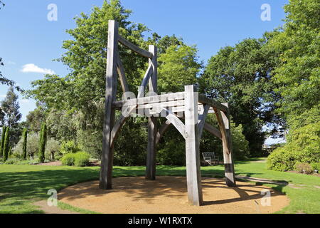 „Giant's Chair“ (Henry Bruce, 2006, recycelte Eiche), Skulptur in Wisley 2019, RHS Garden Wisley, Woking, Surrey, England, Großbritannien, Großbritannien, Europa Stockfoto