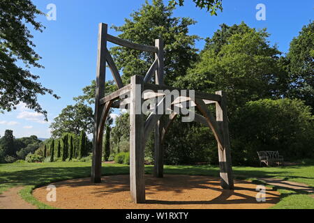 „Giant's Chair“ (Henry Bruce, 2006, recycelte Eiche), Skulptur in Wisley 2019, RHS Garden Wisley, Woking, Surrey, England, Großbritannien, Großbritannien, Europa Stockfoto