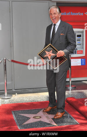 LOS ANGELES, Ca. 12. August 2009: Schauspieler George Hamilton heute wurde geehrt mit der 2.388 th Stern auf dem Hollywood Walk of Fame. © 2009 Paul Smith/Featureflash Stockfoto