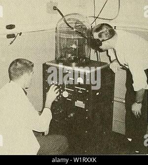 Archiv Bild von Seite 83 der Dahlgren (1977). Dahlgren dahlgren 00 mcco Jahr: 1977 Metallograph. Vakuum Metall-Deposition Apparat. Forschung Apparate, die in der AP-Lab-4788 verwendet. Mit anderen Worten, das war eine ungeschriebene Vereinbarung. Das ist richtig. Wenn Sie links die Marine, haben Sie an der Universität von Michigan zurück? Naja, nicht ganz. Ich hatte mit Dr. Thompson, dass, wenn ich freigegeben wurde ich zu Inyokern, Kalifornien gehen würde, für ein Jahr als Abteilungsleiter, um Ihnen zu helfen, begonnen zu erhalten. Sie hatten mein Name auf einem Haus gibt, und 1. alle wurde verpackt und zu verlassen. Ich war an einem Montag zu verlassen und musste meine Stockfoto