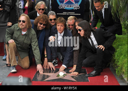 LOS ANGELES, Ca. April 14, 2009: Paul McCartney mit Olivia Harrison & Dhani Harrison, Tom Petty und Jeff Lynne an der Hollywood Walk of Fame star Zeremonie zu Ehren des verstorbenen George Harrison. Der Star war außerhalb der berühmten Hauptstadt Records in Hollywood platziert. © 2009 Paul Smith/Featureflash Stockfoto