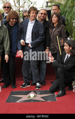 LOS ANGELES, Ca. April 14, 2009: Paul McCartney mit Olivia Harrison & Dhani Harrison, Tom Petty und Jeff Lynne an der Hollywood Walk of Fame star Zeremonie zu Ehren des verstorbenen George Harrison. Der Star war außerhalb der berühmten Hauptstadt Records in Hollywood platziert. © 2009 Paul Smith/Featureflash Stockfoto