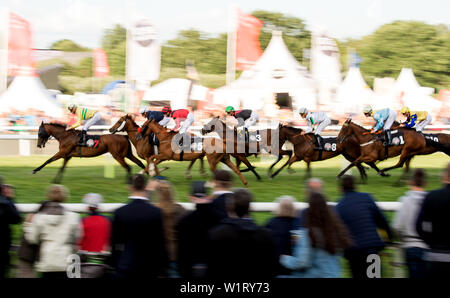 Hamburg, Deutschland. 03 Juli, 2019. Jockeys Fahrt ein Rennen auf der Horner Rennbahn während Derby Woche 2019. Credit: Daniel Bockwoldt/dpa/Alamy leben Nachrichten Stockfoto