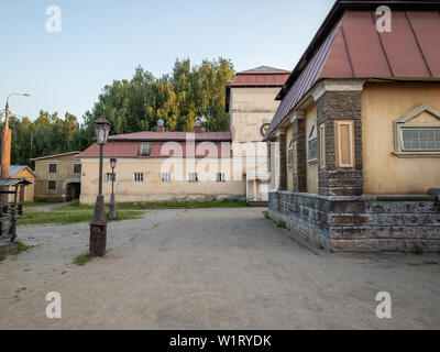 Landsitz von Gorki, Moskau, Russland - 20. Juni 2019: Die Kulisse für den Film "Die Jagd nach dem Teufel" im Stil der russischen Stadt und Dorf der Stockfoto