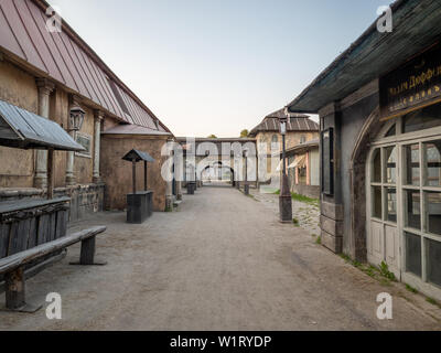 Landsitz von Gorki, Moskau, Russland - 20. Juni 2019: Die Kulisse für den Film "Die Jagd nach dem Teufel" im Stil der russischen Stadt und Dorf der Stockfoto