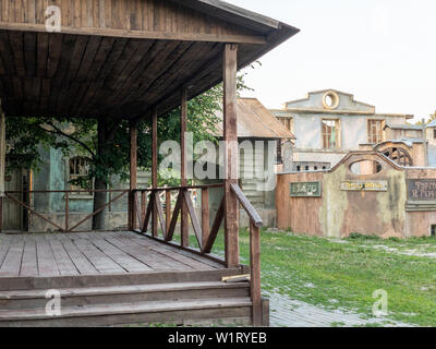 Landsitz von Gorki, Moskau, Russland - 20. Juni 2019: Die Kulisse für den Film "Die Jagd nach dem Teufel" im Stil der russischen Stadt und Dorf der Stockfoto