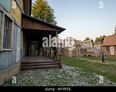 Landsitz von Gorki, Moskau, Russland - 20. Juni 2019: Die Kulisse für den Film "Die Jagd nach dem Teufel" im Stil der russischen Stadt und Dorf der Stockfoto