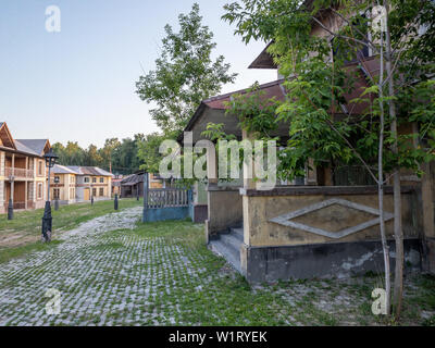 Landsitz von Gorki, Moskau, Russland - 20. Juni 2019: Die Kulisse für den Film "Die Jagd nach dem Teufel" im Stil der russischen Stadt und Dorf der Stockfoto